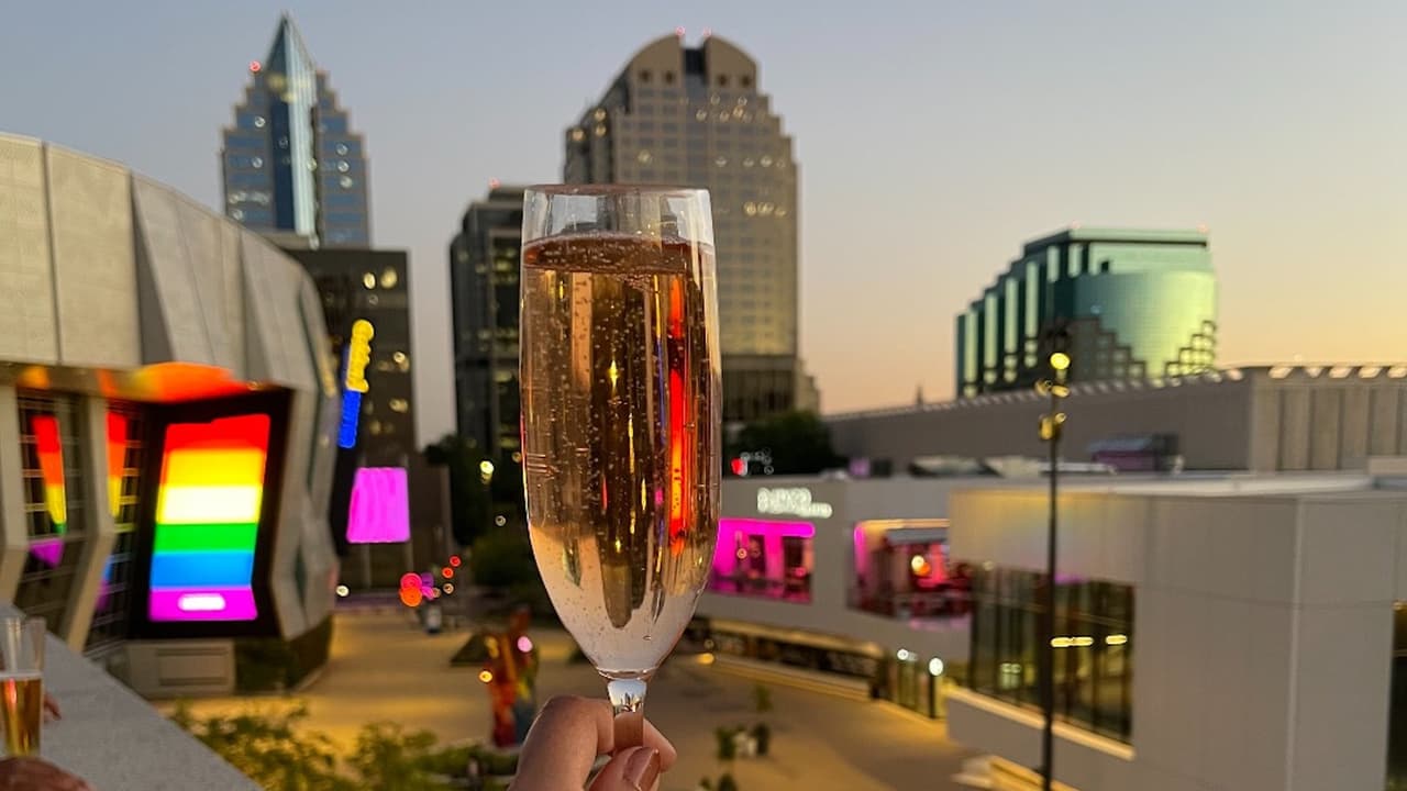 <b>Studio 54 at Revival New Year’s Eve Party</b>
<br>Dale la bienvenida al 2023 en Revival's Studio 54 Glam Party. Ven vestido para impresionar con la mejor moda de los 70 y celebra el Año Nuevo en el elegante salón.
<br>
<a href="https://www.exploretock.com/revivalatthesawyer/event/376817/studio-54-at-revival-nye-party" target="_blank">Revival at the Sawyer</a>
<br>31 de diciembre, 8:00 pm