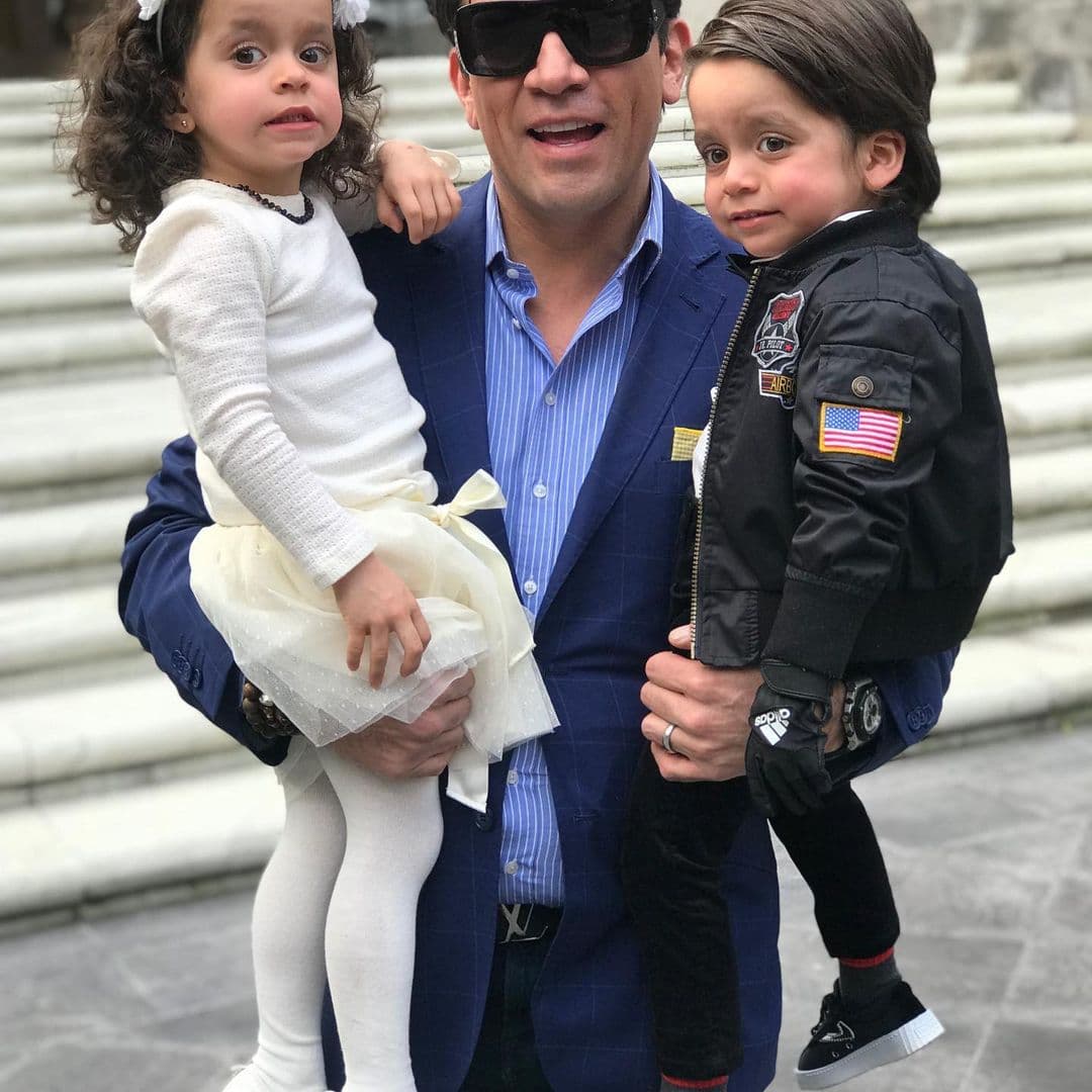 Después de algunos intentos, el actor lo consiguió: Elizabeth Álvarez aceptó salir con él cuando concluyeron las grabaciones y estuvieran acompañados de otros amigos. Así comenzó un romance que a la fecha, con un matrimonio y dos hijos (
<b><a href="https://www.univision.com/famosos/jorge-salinas-y-su-hijo-leon-son-identicos-estas-son-las-fotos-que-lo-demuestran-fotos" target="_blank">los mellizos León y Máxima</a></b>, de 5 años), continúa.