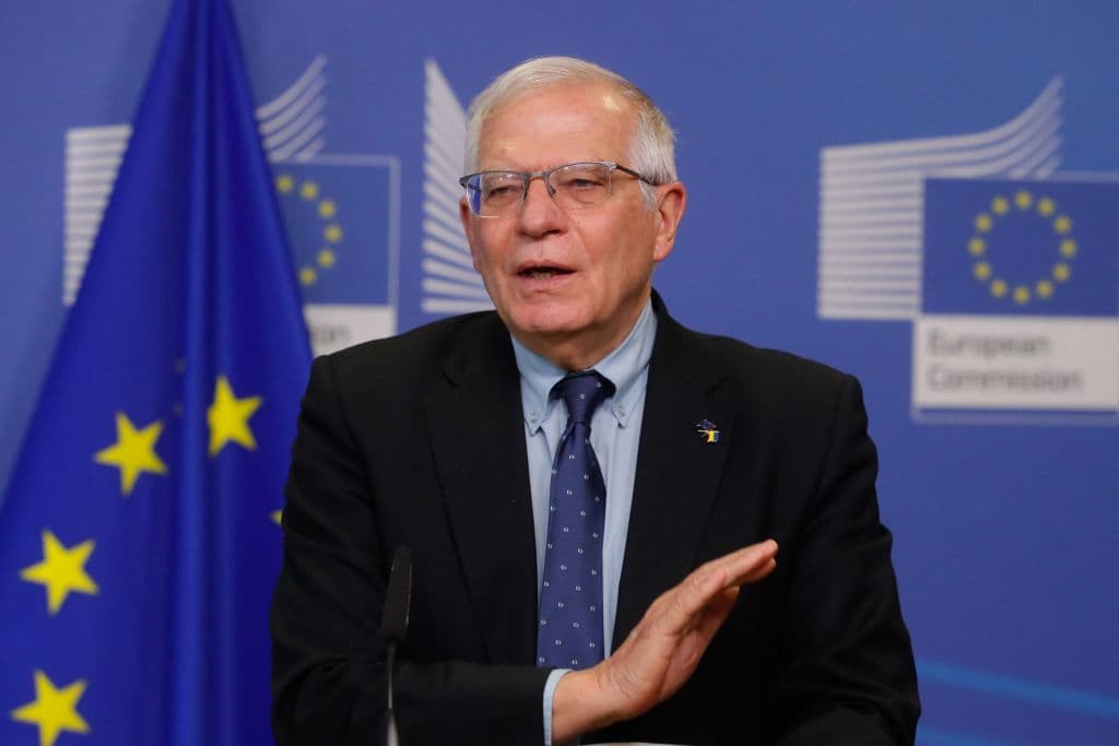 El representante Josep Borrell en la rueda de prensa este domingo.