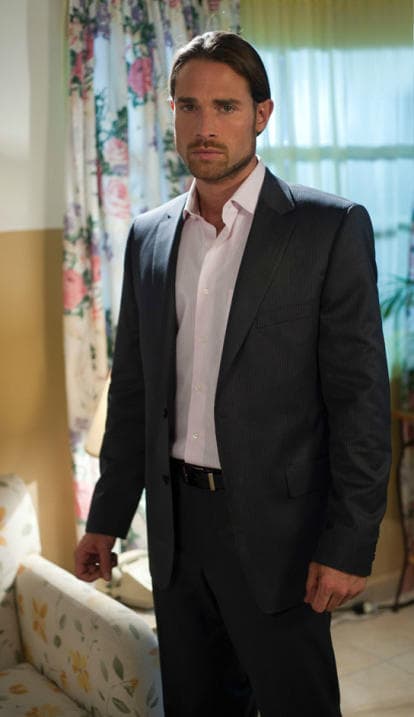 También realizó una participación especial en Cuando me enamoro (2010) como Roberto Gamba.