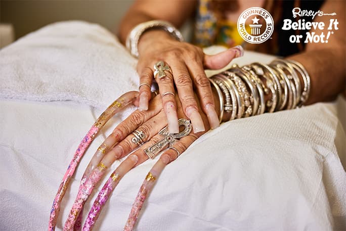 Las manos de Ayanna Williams, quien rompió su propio récord de las uñas más largas del mundo el 4 de abril de 2021.