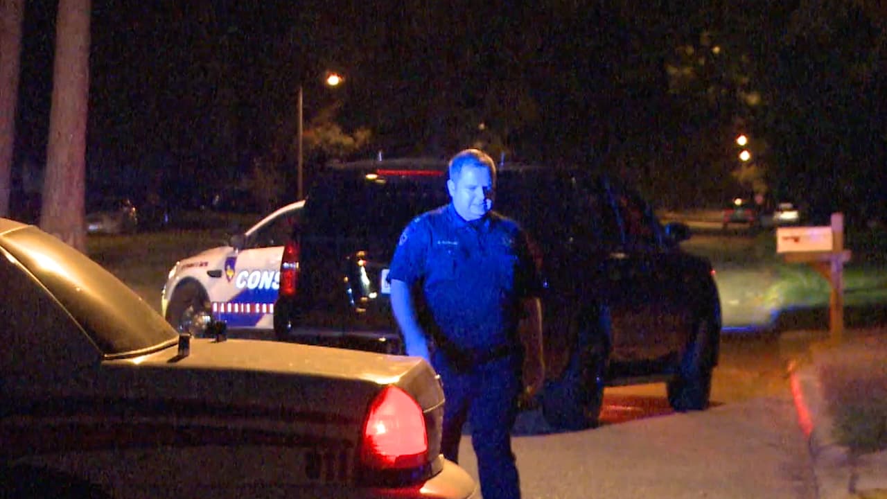 Al parecer una persona disparó contra la vivienda desde un automóvil en movimiento e hirió al menor, señalan los investigadores.