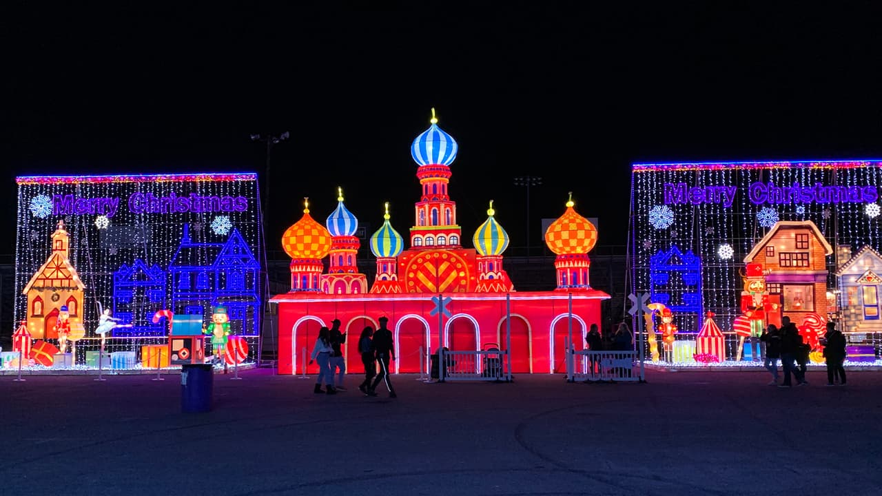 <b>Explore Asia:</b> Desde el antiguo arte tradicional de la porcelana china hasta la fe en los árboles de los deseos, esta sección abarca todas las culturas asiáticas de una manera impresionante.