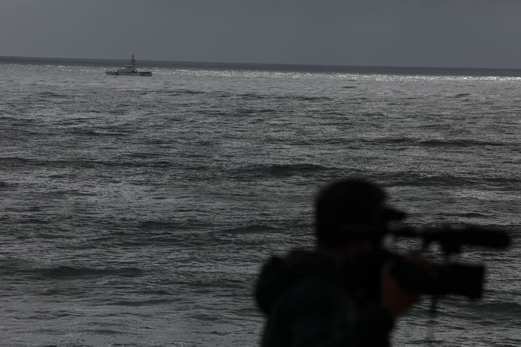 La Guardia Costera y la agencia de Aduanas y Protección Fronteriza sobrevolaron el área entrada la tarde del domingo
<b>en busca de otras posibles víctimas</b>. Las autoridades señalaron que casi un centenar personas fueron asignadas a labores de rescate, incluyendo personal médico.