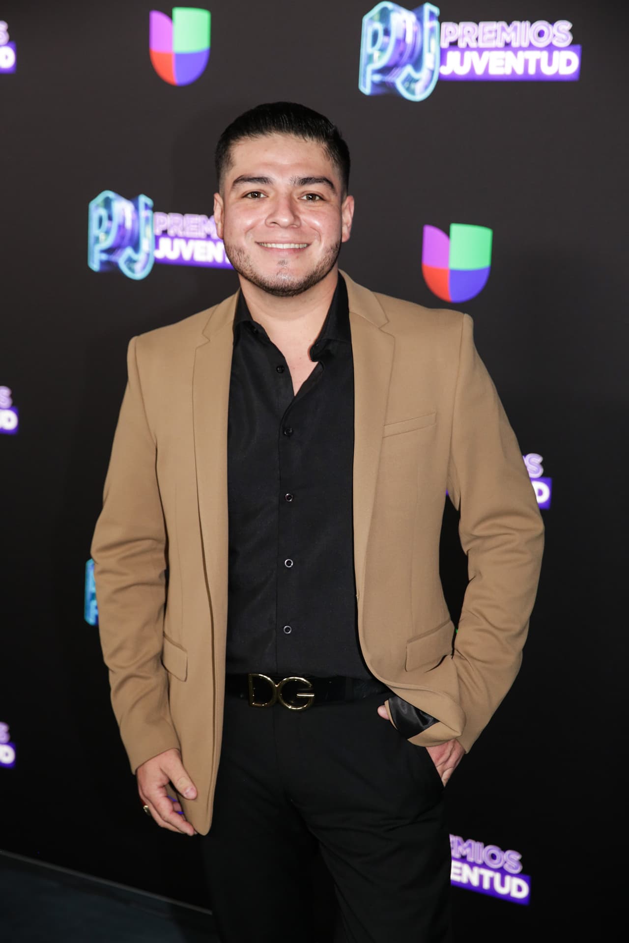 Muy formal vimos a Lenin Ramírez.