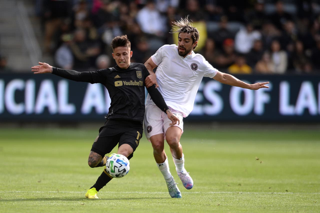 Los debutantes, Brian Rodriguez y Rodolfo Pizarro, luchan por el balón en el mediocampo, el jugador del LAFC se queda con la pelota, al final.