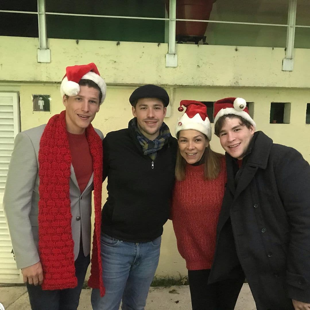 "
<b><a href="https://www.univision.com/shows/despierta-america/hijo-de-alfredo-adame-siente-el-deber-de-hablar-de-la-homosexualidad-pues-callar-es-una-piedra-espantosa-video" target="_blank">Me molesté muchísimo</a></b>. Le dije que no era hijo de cualquiera, sino de Alfredo Adame. Decidí deslindarme de esa familia, que lo único que me ha traído son cosas malas", dijo el actor a TVNotas sobre esa situación.
<br>