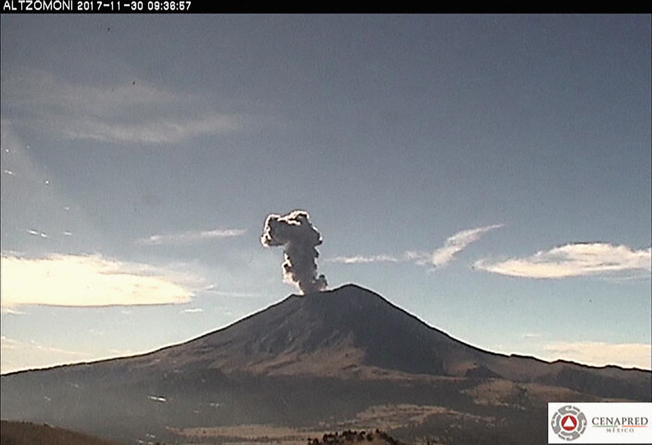 <b>30 de noviembre de 2017. "</b>En las últimas 24 horas se identificaron 29 exhalaciones de baja intensidad, adicionalmente se registraron 293 minutos de tremor armónico. A partir de las 20:47 hrs del día de ayer y hasta las 04:35 h del día de hoy se registró una
<b> </b>emisión constante de vapor de agua, gases, ceniza y fragmentos de lava. La columna alcanzó una altura promedio de 1.5 km
<b> </b>dirigiéndose principalmente hacia el noreste. Se observaron fragmentos de lava
<b> </b>a una distancia de 1 km del cráter sobre la ladera noreste".