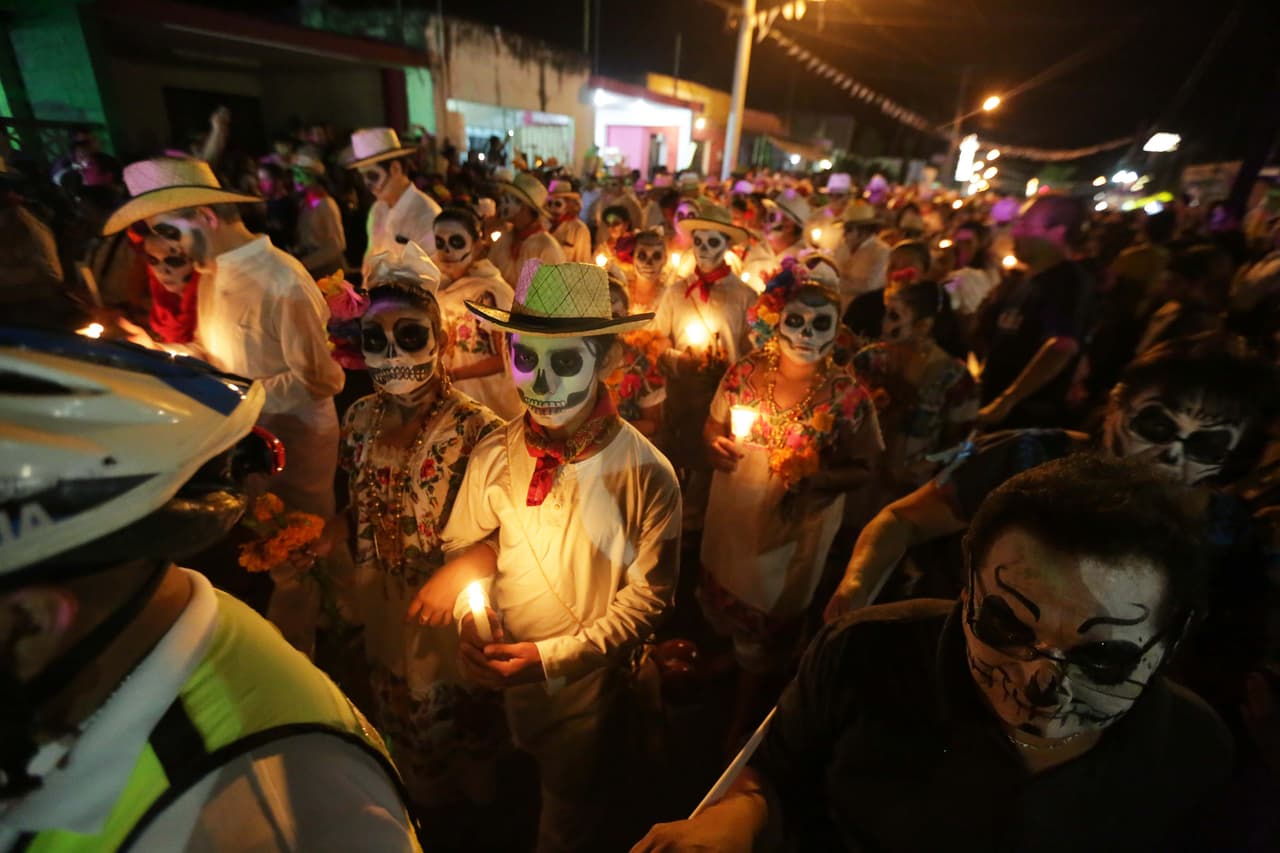 Los participantes del festival del Día de Muertos en Yucatán, caminaron con velas en las manos por el Paseo de las Almas.