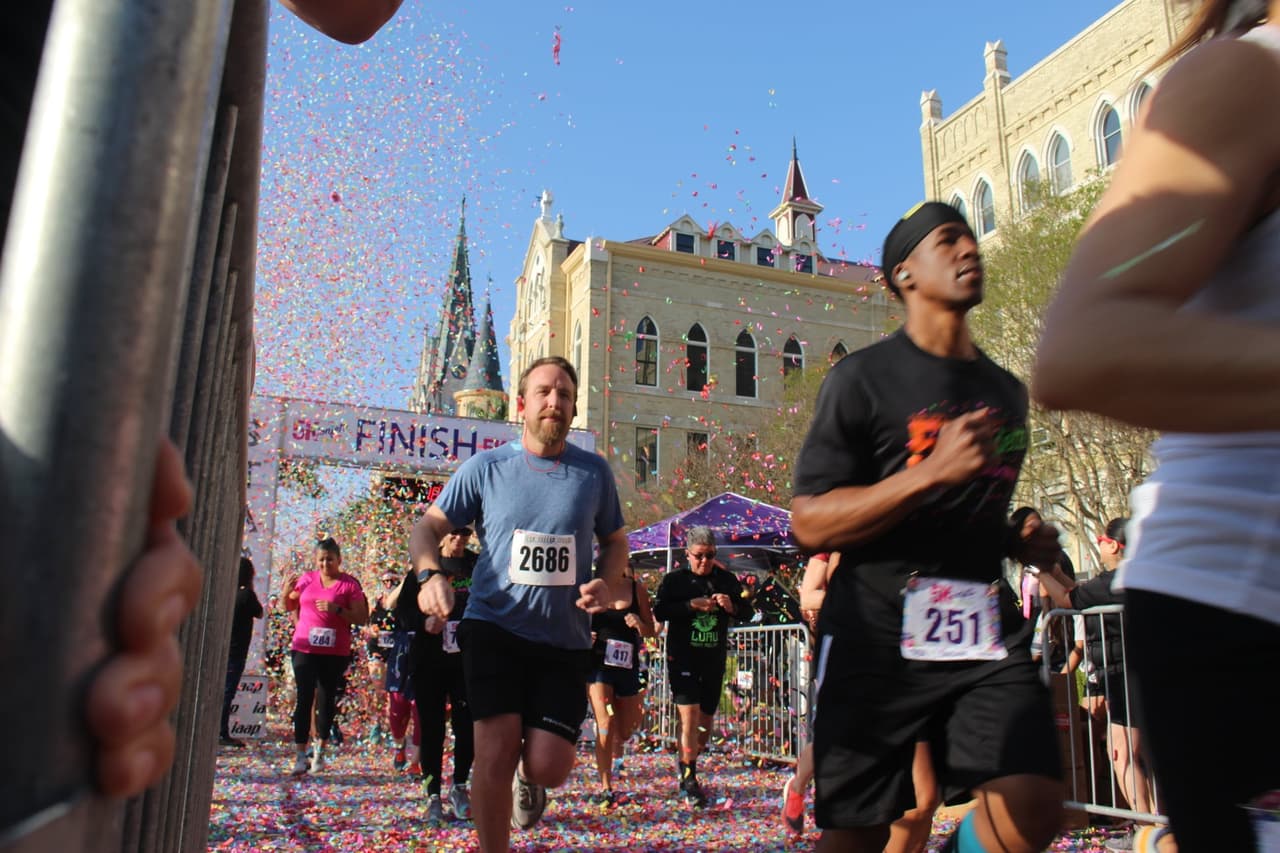 <h2 class="cms-H2-H2">OLLU 5k Confetti Walks and run</h2>
<br>
<ul>
<li class="li1">Cuándo: 26 de abril</li>
</ul>
<ul>
<li class="li1">Hora: 8:30 horas - 11:00 horas</li>
</ul>
<ul>
<li class="li1">Dónde: Edificio principal de Our lady of the Lake</li>
</ul>
<ul>
<li class="li1">Qué es: Una carrera 5k en la que los participantes recorrerán el campus histórico de la universidad y después los caminos renovados del Parque Lake Elmendorf. Es un evento familiar y lo recaudado irá para el Fondo The Lake, para estudiantes y becas.</li>
</ul>
<ul>
<li class="li1">Costo: 35 dólares</li>
</ul>