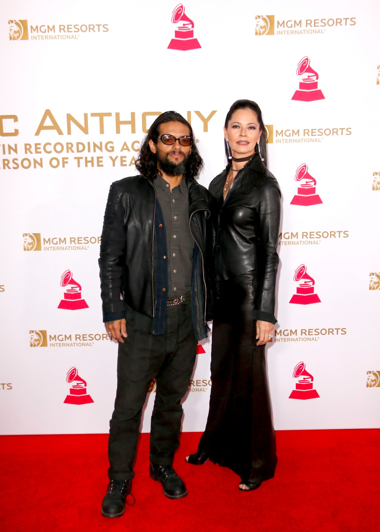 Draco Rosa, el exintegrante del grupo Menudo, presentó en una corte del condado de Los Ángeles los documentos que formalizan el inicio del proceso de
<b><a href="https://www.tmz.com/2019/08/13/ex-menudo-member-robi-draco-rosa-files-divorce/" target="_blank">divorcio de la actriz Ángela Alvarado</a></b>, según información que obtuvo el portal TMZ.