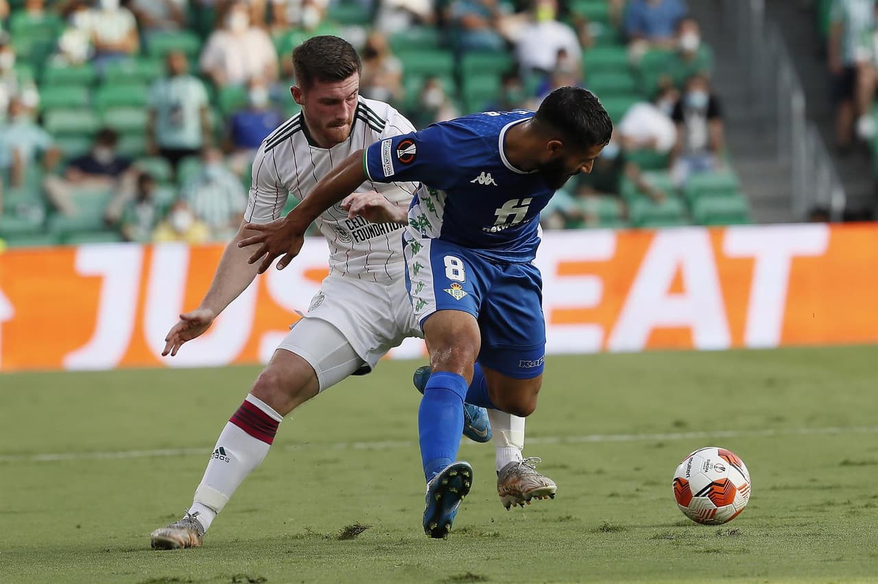El Real Betis remonta y gana el partido ante el Celtic 4-3, enla primera jornada de la fase de grupos de la Liga Europa que se llevó a cabo en el Benito Villamarín de Sevilla. Albian Ajeti (13') y Josic Juranovic (27') ponían arriba al equipo visitante, pero los béticos reaccionaron y fueron Juan Miranda, Juanmi Jimenez con doblete y Borja Iglesias quienes le dieron la victoria al local. Tony Ralston le dio el tercero al 87'.