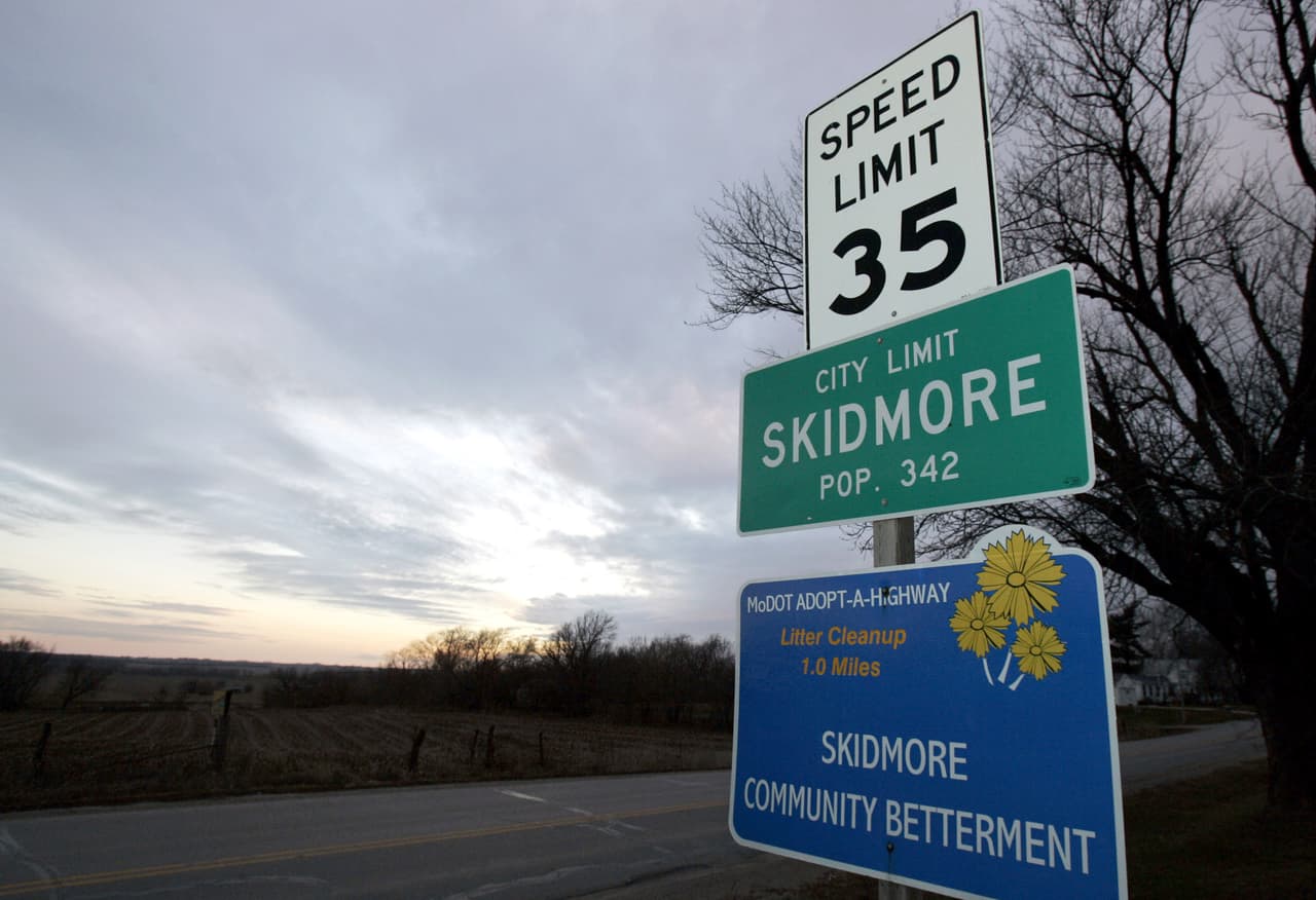 El 16 de diciembre de 2004, Montgomery viajó con su auto desde Kansas hasta el hogar de la víctima, Victoria Jo Stinnett, en el pequeño poblado de Skidmore, Missouri, con la supuesta intención de comprarle un cachorro. Stinnett tenía 23 años y ocho meses de embarazo.