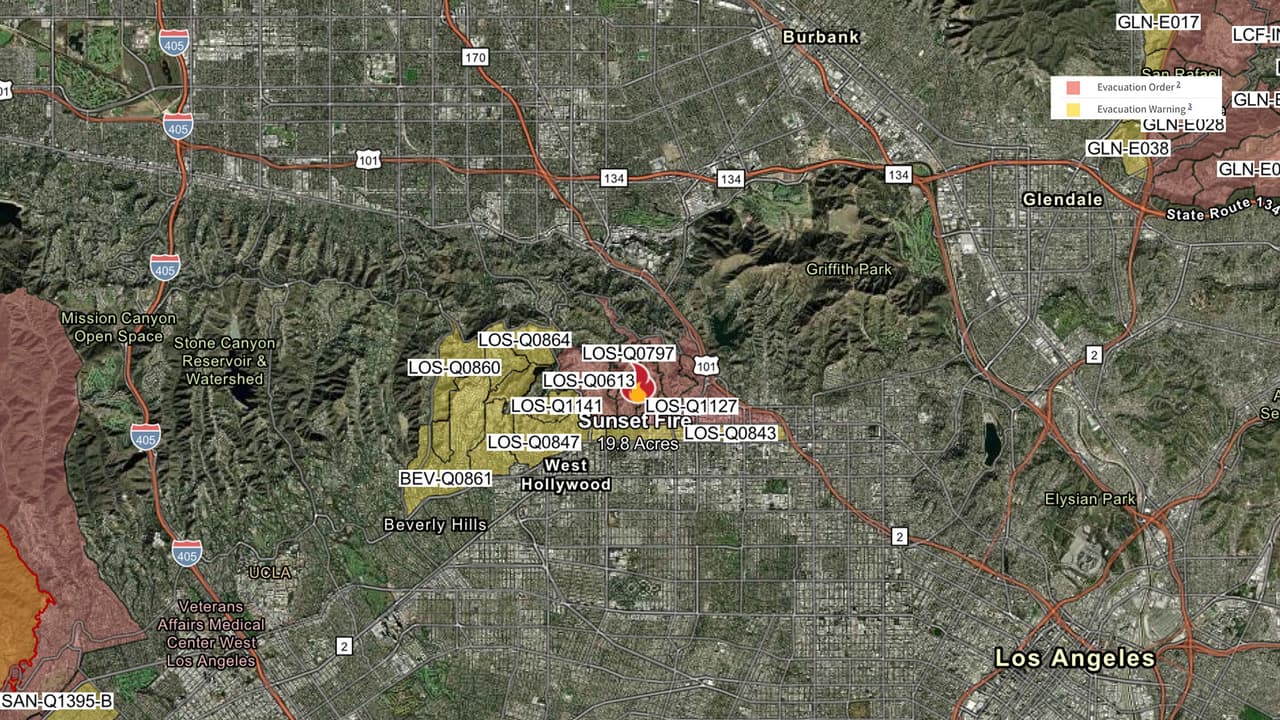 <b>Incendio Sunset</b>
<br>El fuego comenzó alrededor de las 6 PM sobre la cuadra 2300 de Solar Dr., en Hollywood Hills, hasta ahora las l
<b>lamas han quemado 20 acres de terreno</b>, pero su ubicación entre dos de los incendios más fuertes que arrasan la zona de Los Ángeles, supone un riesgo adicional para los residentes, que ya han sido obligados a evacuar.