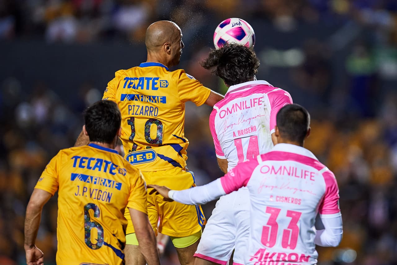 Con doblete de André-Pierre Gignac, Tigres venció a Chivas en el ‘Volcán’ y se metió de lleno en los puestos por calificar directo a Cuartos de Final, mientras que el Rebaño Sagrado está al borde del rotundo fracaso.