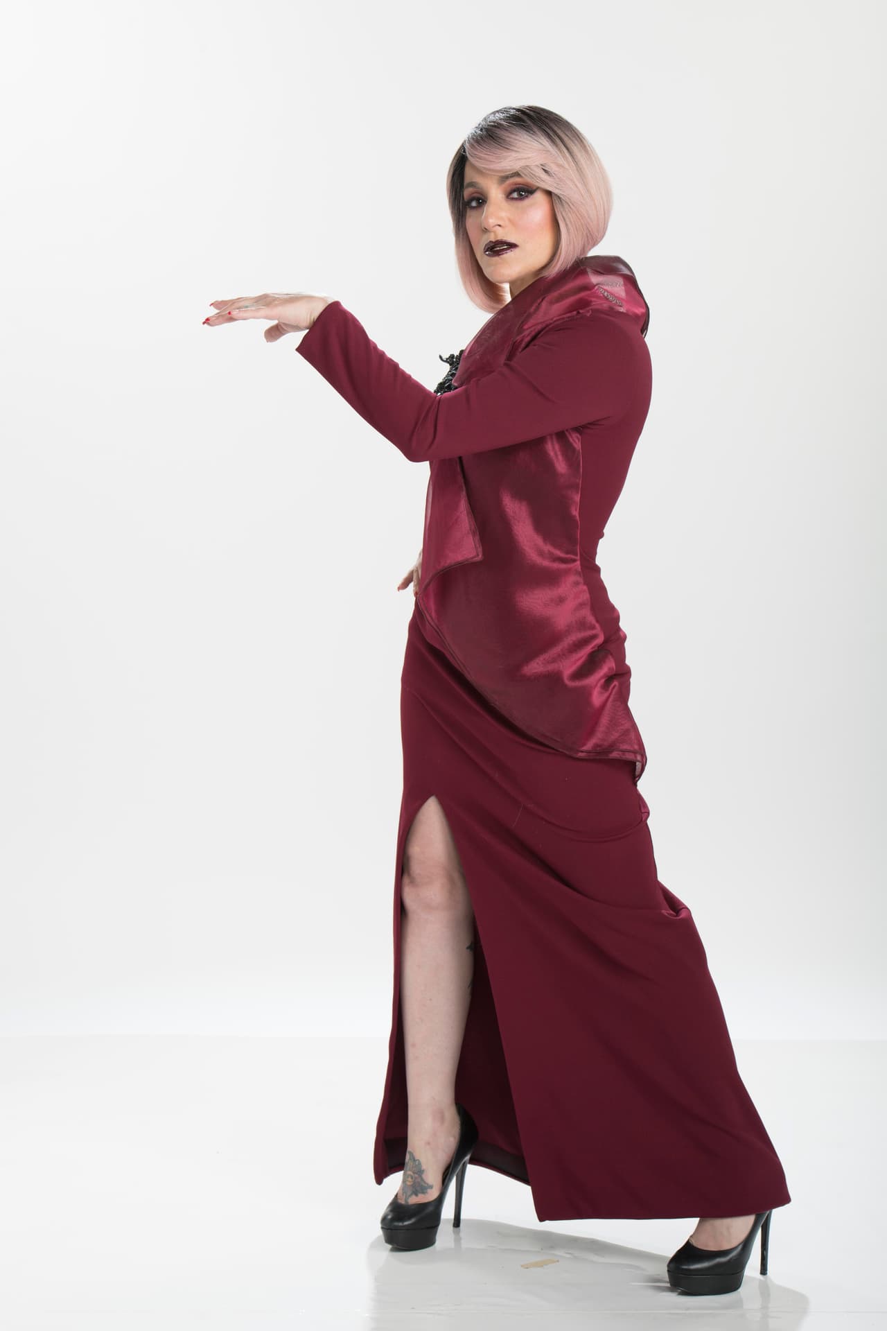 La tercia se completa con la actriz y cantante mexicana Lola Cortés.