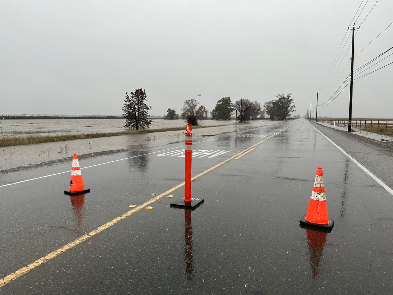 El aumento en el nivel de los ríos comienza a provocar inundaciones, por lo que se pide a residentes evacuar la zona