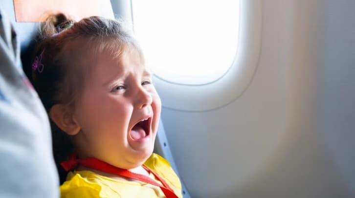 Ahora las personas que reserven sus vuelos con
<a href="https://www.univision.com/noticias/trending/no-soportas-los-alaridos-de-los-ninos-en-el-avion-esta-aerolinea-tiene-la-solucion"><u>Japan Airlines</u></a> podrán ver en un mapa un dibujo que representa a un bebé. Esto indicará a otros pasajeros
<a href="https://www.univision.com/noticias/trending/no-soportas-los-alaridos-de-los-ninos-en-el-avion-esta-aerolinea-tiene-la-solucion"><u>en qué asientos están ubicados los niños desde ocho días hasta dos años de edad</u></a> y brindará la posibilidad de elegir los suyos en otro lado del avión.
<br>