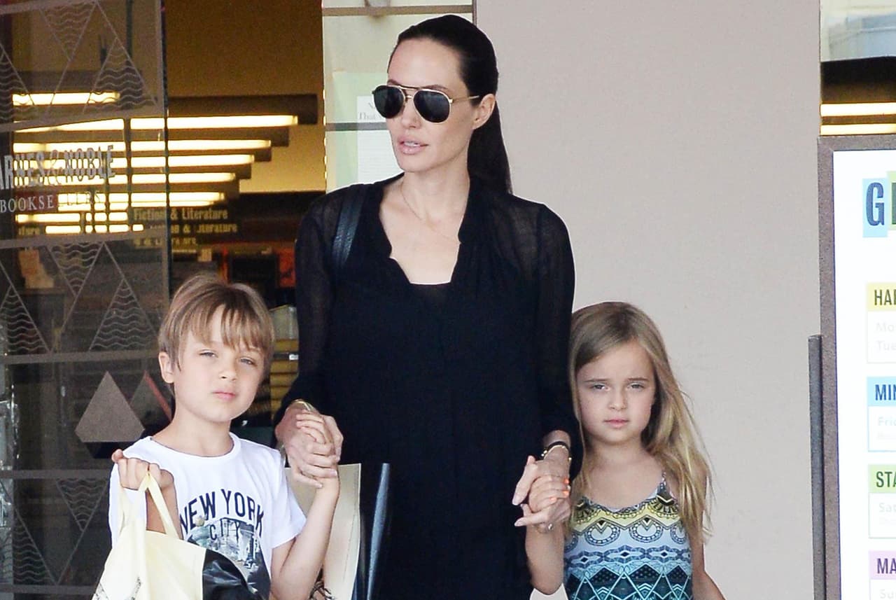 Es adorable ver la manera en que Angelina Jolie goza a su familia.