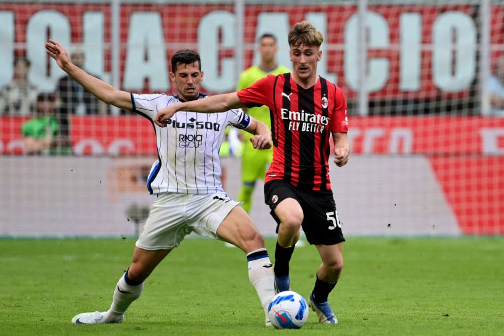El Milan logró un importante victoria por 2-0 sobre el Atalanta y quedó muy cerca de conseguir el título de la Serie A de italia. Los goles en el segundo tiempo de Rafael Leao y de Theo Hernández, este último de gran factura, dejaron a los milanistas a un triunfo en la última jornada de coronarse campeones.