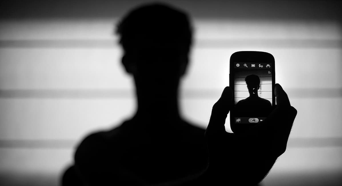 Finge ser policía y detiene a personas por “estar violando el toque de queda” por el coronavirus