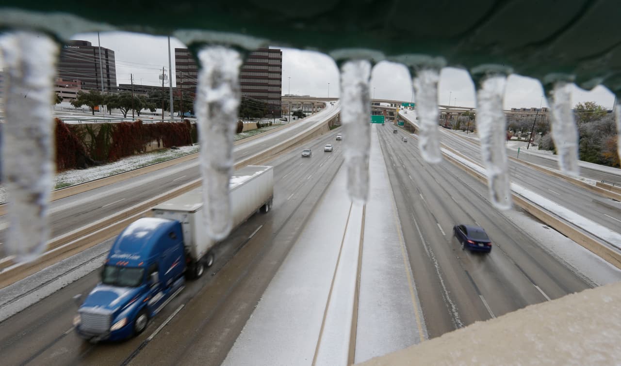 Árboles caídos, casas destruidas y cortes de energía: Al menos dos personas han muerto en Texas durante las tormentas