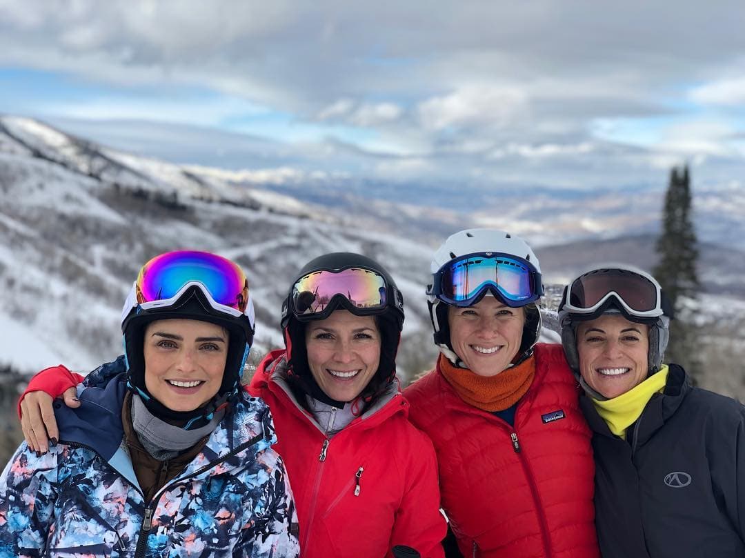 "Familia+amigos+montaña llena de nieve=el combo perfecto. ¿Qué puede ser mejor que esquiar? Hacerlo con la familia y amigas del alma. Las amo chicas Aislinn Derbez, Jessica Lindsey y Adel Buzali", se lee en la Instantánea de Alessandra.
