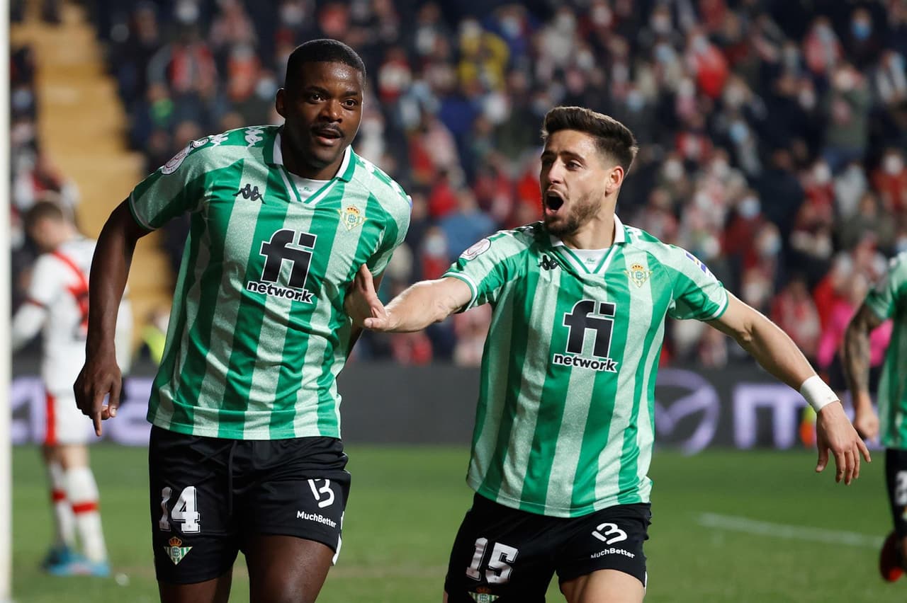 Real Betis se lleva la semifinal de ida tras derrotar al Rayo Vallecano 2-1 en la Copa del Rey. Borja Iglesias y Victor Carvalho le dieron el triunfo a la escuadra verdiblanca, mientras que Álvaro García descontó para los locales. Los mexicanos Diego Lainez y Andrés Guardado estuvieron en la banca.