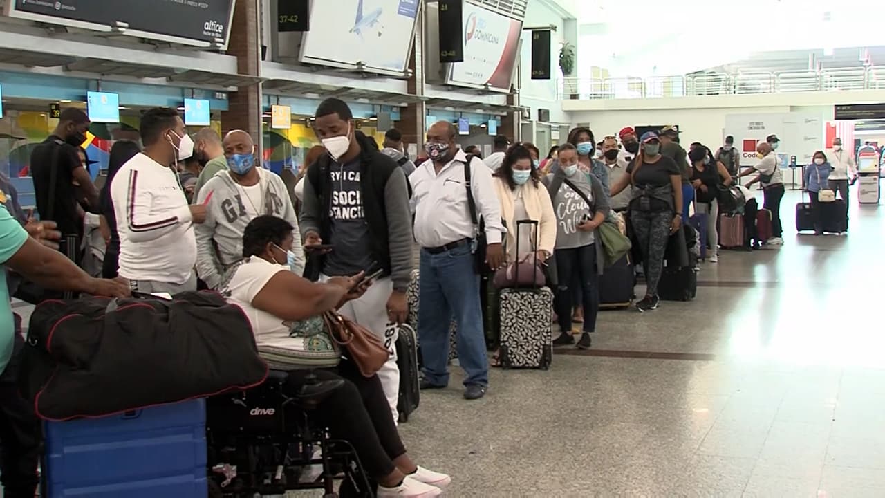Cientos quedan varados en República Dominicana por falta de prueba de covid-19 para entrar a EEUU