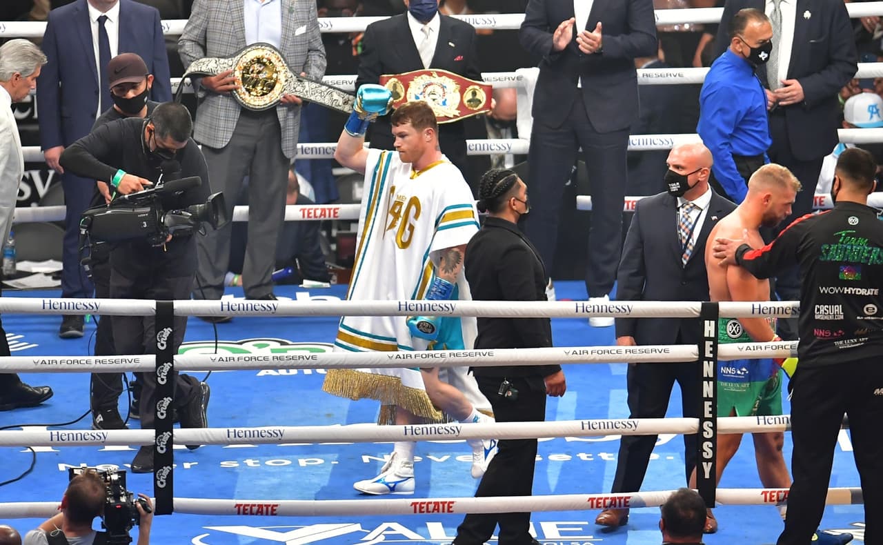 Saúl 'Canelo' Álvarez le dio una tunda al peleador británico, le cerró por completo un ojo y provocó que ya no saliera al noveno round después del castigo que recibió en 8 asaltos dominados por el mexicano.