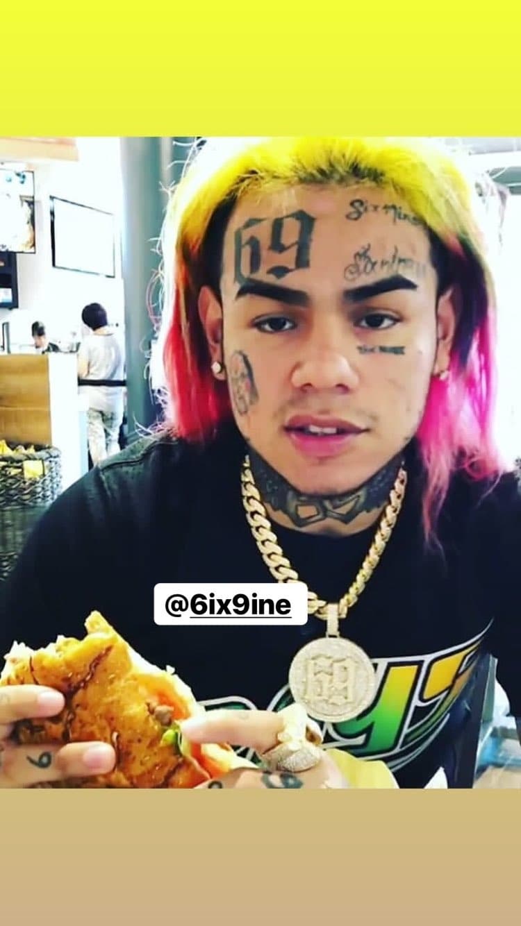 Según la demanda, mientras eso sucedía, Tekashi 6ix9ine
<b><a href="https://www.univision.com/famosos/tekashi-testifica-en-una-corte-que-cardi-b-era-miembro-de-su-pandilla-y-asegura-que-no-la-copio-para-tener-exito-fotos" target="_blank">filmó el atraco</a></b> sucedido el 3 de abril de 2018. Se acusa de que el rapero publicó la grabación en las redes sociales.
<br>