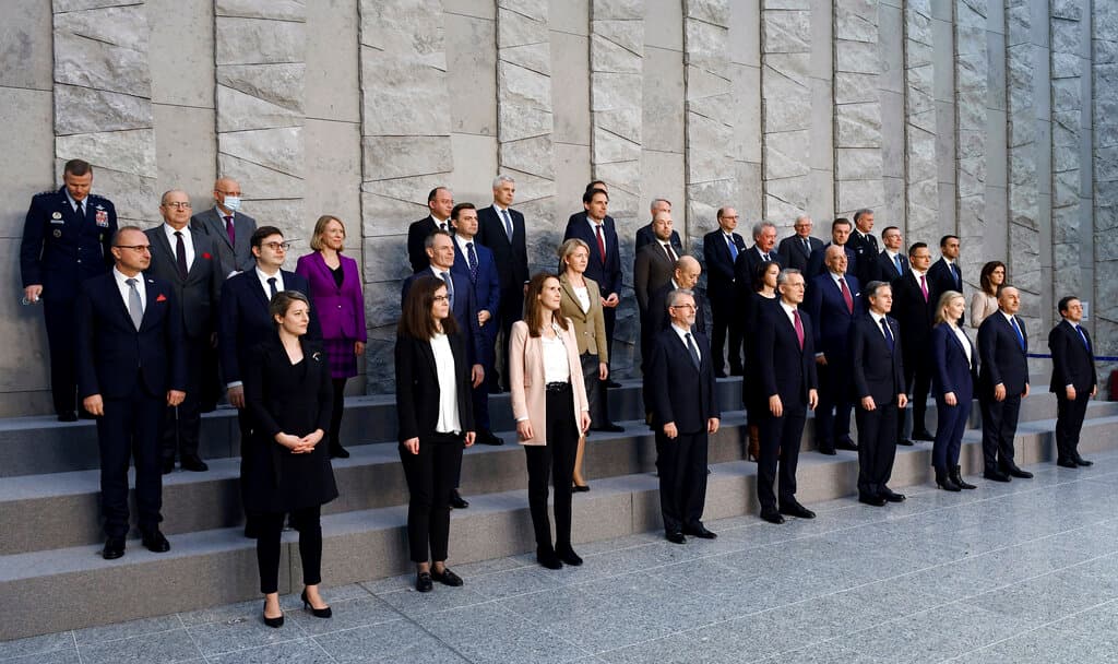 Representantes de la OTAN posan en una foto grupal en una reunión extraordinaria de ministros de Relaciones Exteriores de la OTAN en Bruselas, el viernes 4 de marzo de 2022. El secretario de Estado de EEUU, Antony Blinken, se reúne mientras la guerra de Rusia contra Ucrania entró en su noveno día.