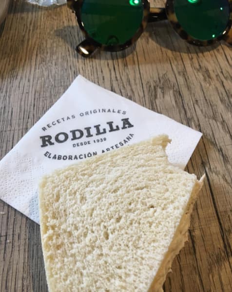 “Disfrutando de uno de los mejores placeres de la vida comer”, compartió la actriz.