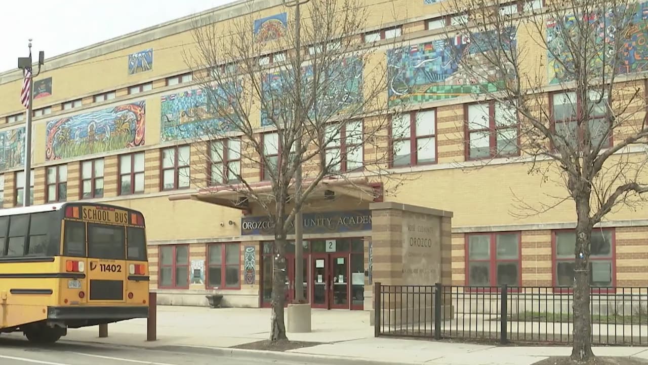 Escuela pública de Chicago destituye a empleado por conducta inapropiada