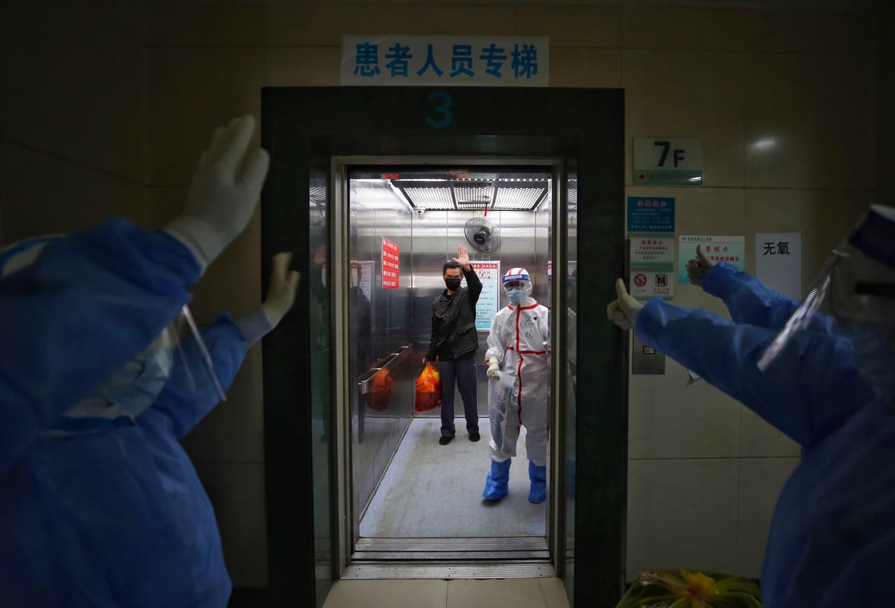 El personal médico al momento de despedirse de un paciente recuperado de covid-19 en el Hospital de la Cruz Roja de Wuhan. Las autoridades chinas han indicado que el brote iniciado en Wuhan a principios de diciembre parecía haber concluido su ciclo en su mayor parte en el país, aunque seguían atentos a casos importantes.
<br>