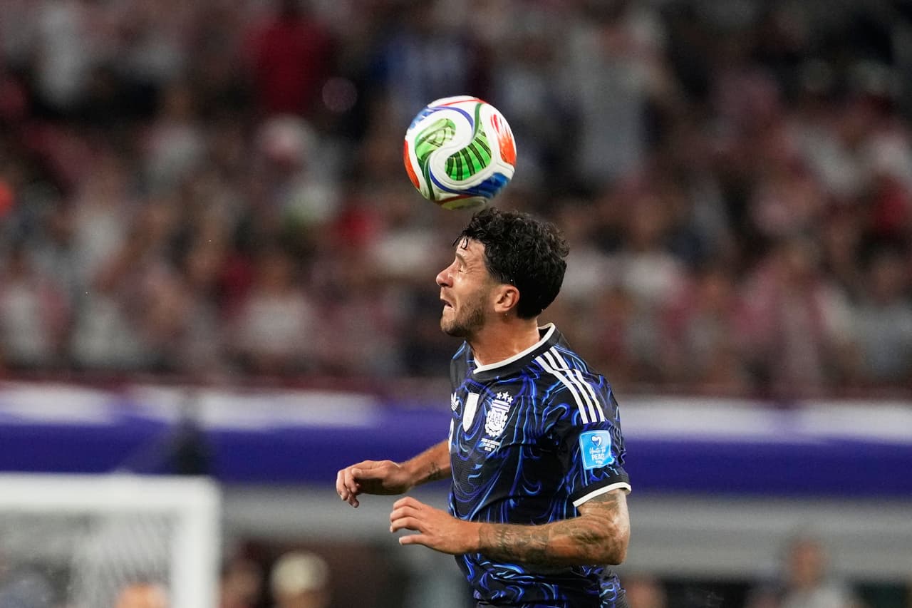 Leonardo Balerdi cabecea el balón.
