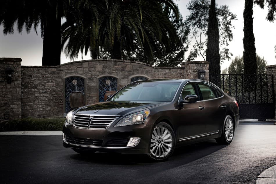 <b>Hyundai Equus</b> (2011 – 2016): Hyundai parece haber sido totalmente incapaz de hacer algo mal en la última década, y el sedán de lujo Equus es la excepción que confirma esa la regla. Aunque muy lujoso, cómodo y razonablemente potente el Equus mostraba un aspecto demasiado cercano al del resto de la mucho más mundana línea de autos Hyundai y materiales que no se encontrarían ni por error en la cabina de un auto alemán de lujo. Hoy es difícil conseguir una de estas limusinas coreanas en las calles.
<a href="http://www.univision.com/noticias/hyundai/saluden-a-genesis-motors-fotos" target="_blank"><b>Genesis, la nueva división de autos de lujo de Hyundai</b></a>, contará con una modelo llamado
<a href="http://www.univision.com/noticias/hyundai/detroit-2016-genesis-g90-2017-no-lo-llamen-hyundai" target="_blank"><b>G90</b></a> que cuenta con tamaño y potencia similar al del Equus pero con un diseño mucho más convincente.
<br>