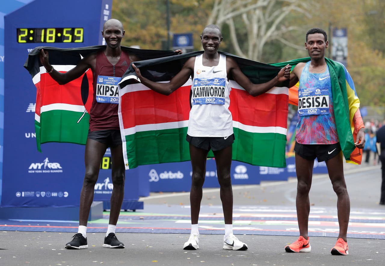 Los ganadores de la categoría masculina de la maratón de Nueva York. De izquierda a derecha: los kenianos Wilson Kipsang y Geoffrey Kamworor, y el ganador del tercer lugar Lelisa Desisa de Etiopía.