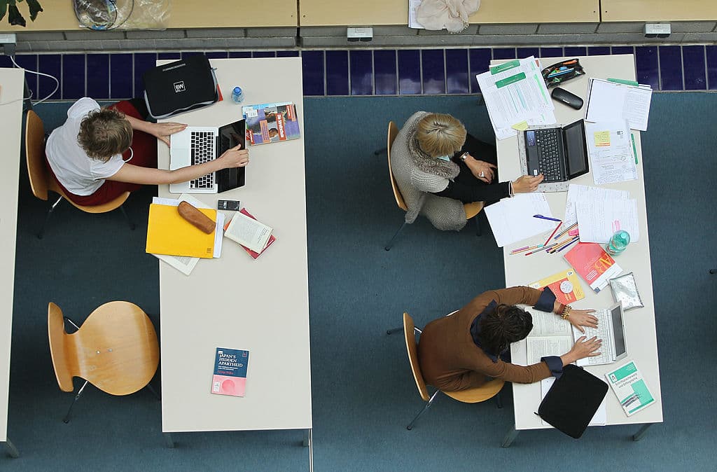 Estudiantes usan sus computadores en la Biblioteca Pedagogica en la universidad Freie Universitaet en septiembre de 2011 en Berlin, Alemania.