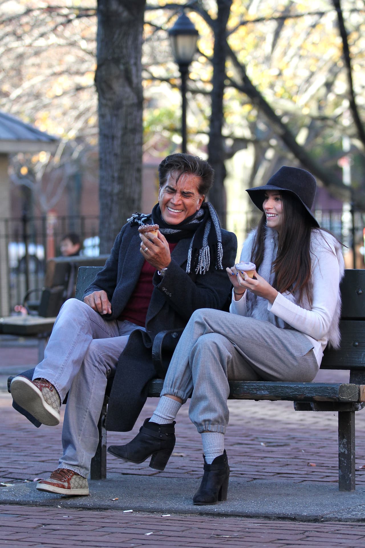 En 2010, con su icónica sonrisa, 'El Puma' y Génesis fueron captados por los paparazzi comiendo 'cupcakes' en Nueva York.
