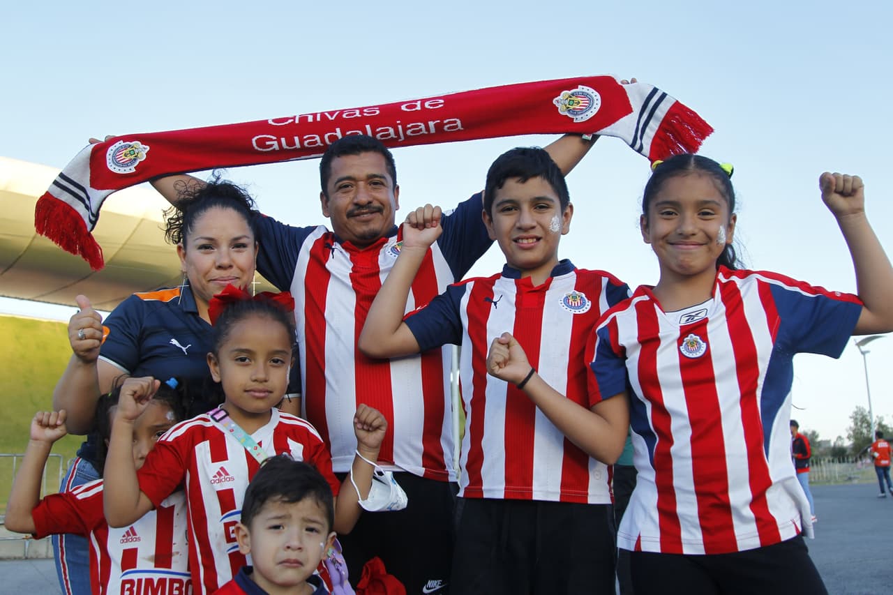 La afición de Chivas, la familia del Guadalajara, presente en el Akron.