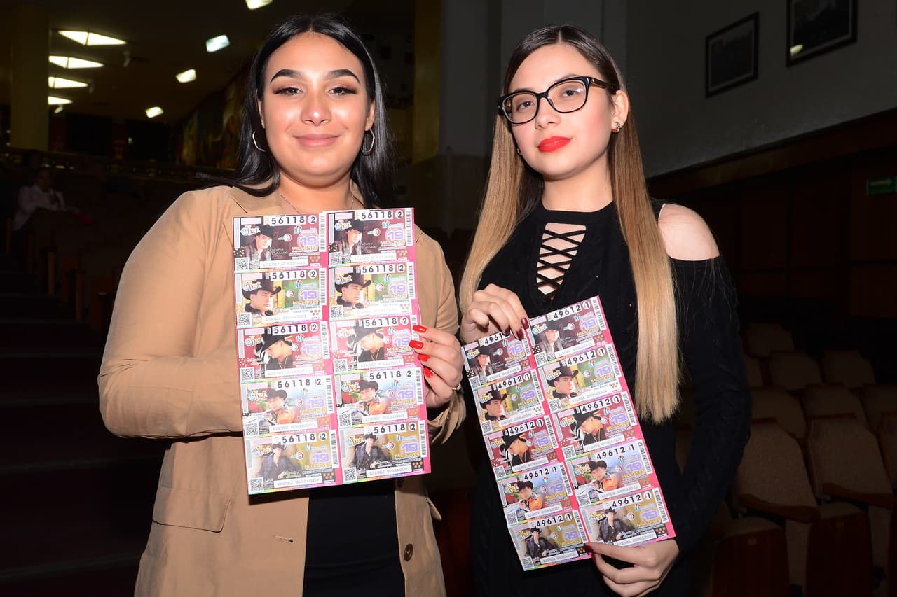 Tres años después, las hijas mayores de El Gallo de Oro volvieron a tocar el tema pero en esta ocasión anunciaron que
<b><a href="https://www.univision.com/famosos/por-amenazas-la-familia-de-valentin-elizalde-no-ira-a-visitar-la-tumba-del-cantante-fotos">demandarían a su abuela.</a></b>