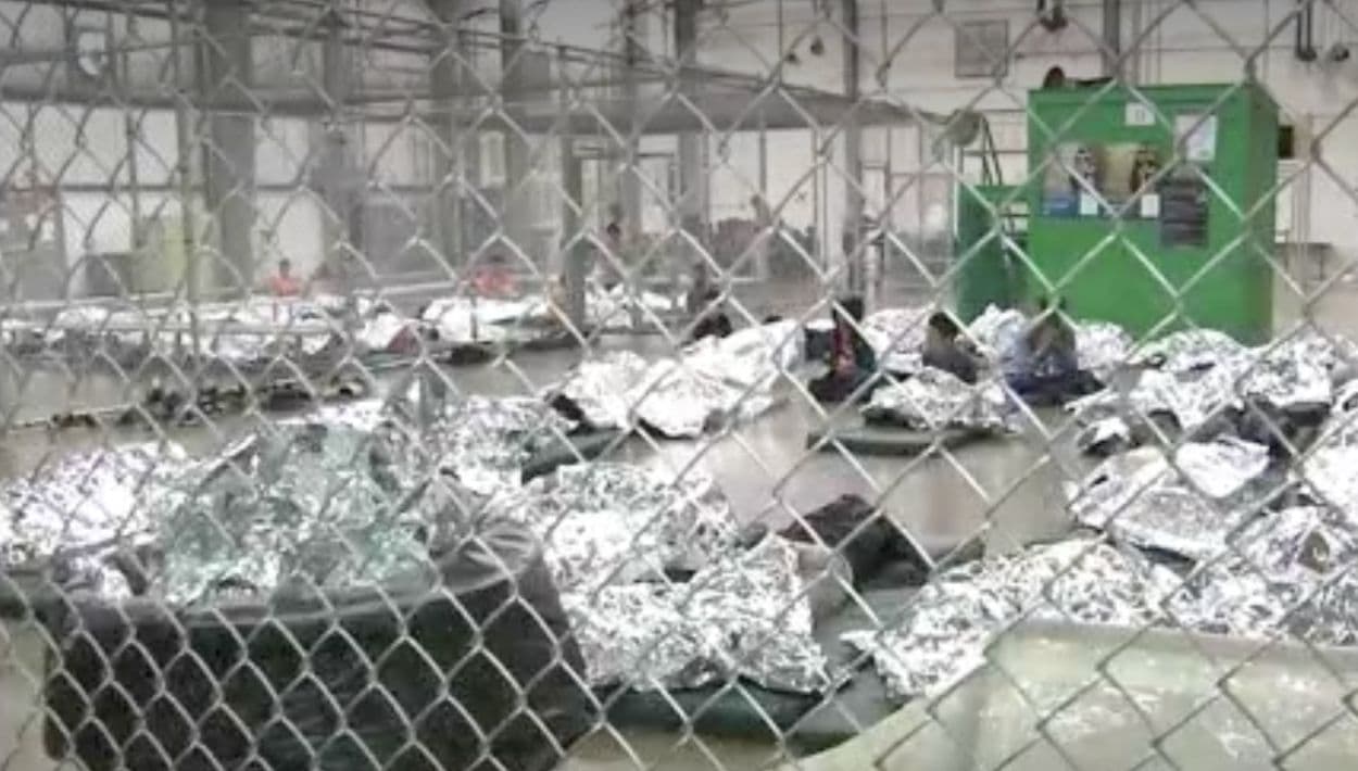 “Dormían junto a los baños”: juez ordena mejorar condiciones de ICE en centro detención 26 Federal Plaza