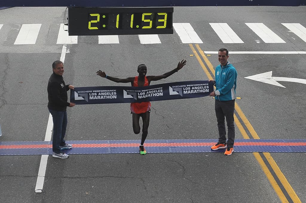 Elisha Barno, ganador de la división masculina, completó la carrera en 2 horas, 11 minutos y 53 segundos.