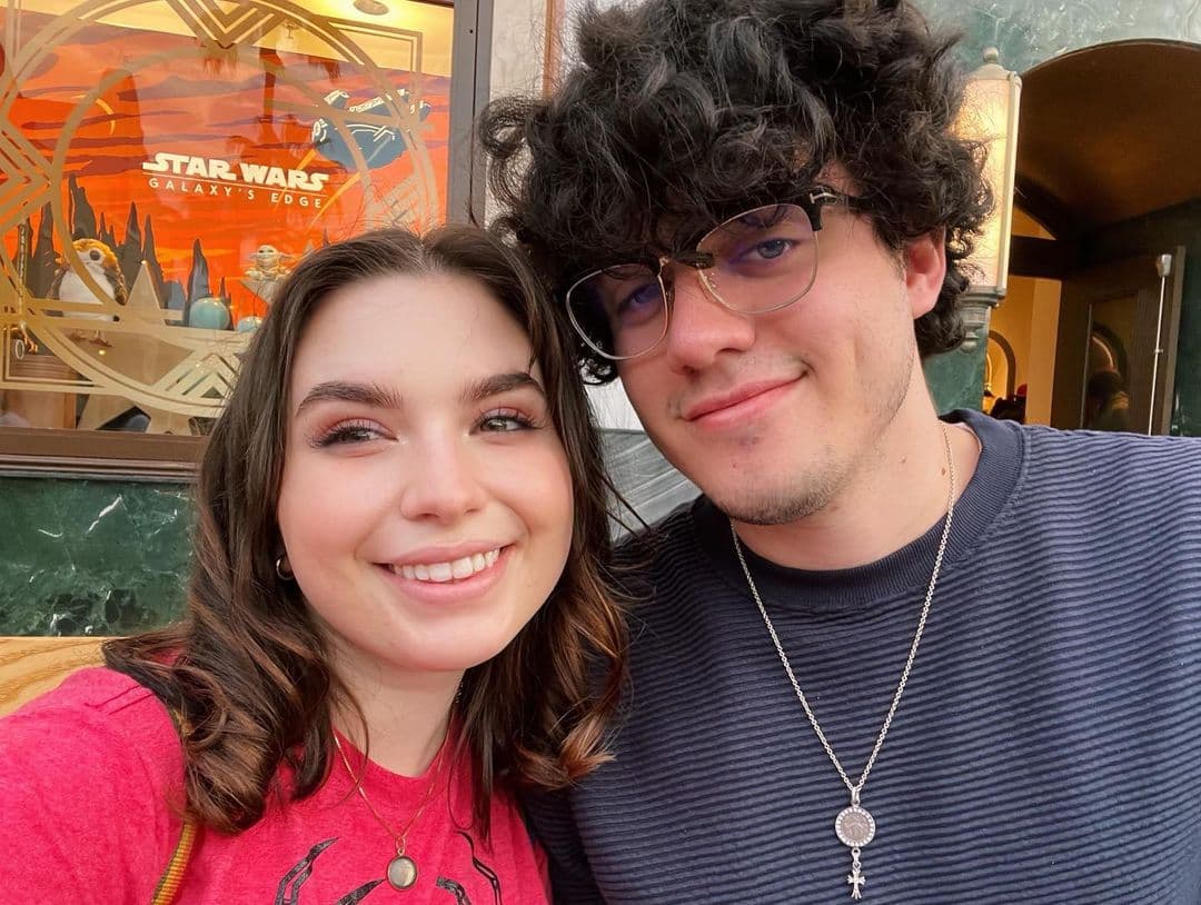 Por ejemplo, de Cristian Muñiz, de 22 años, se ha dicho que tiene la misma nariz y boca de Marc Anthony. Además, el jovencito usa lentes como su papá.