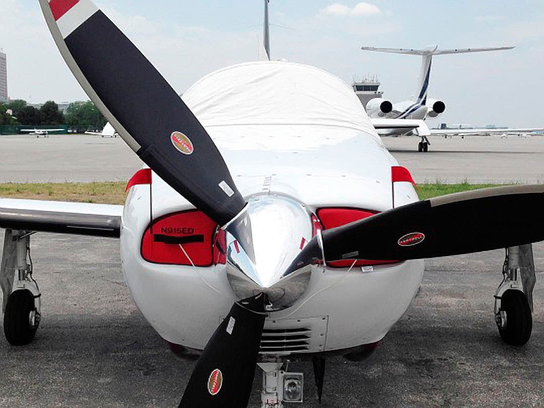Además, cuenta con un solo motor reflejado en la hélice frontal de la aeronave.