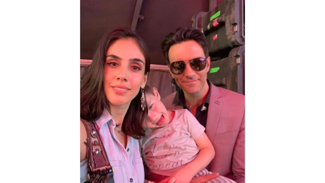 Sandra Echevería con su hijo y su esposo Leonardo de Lozanne