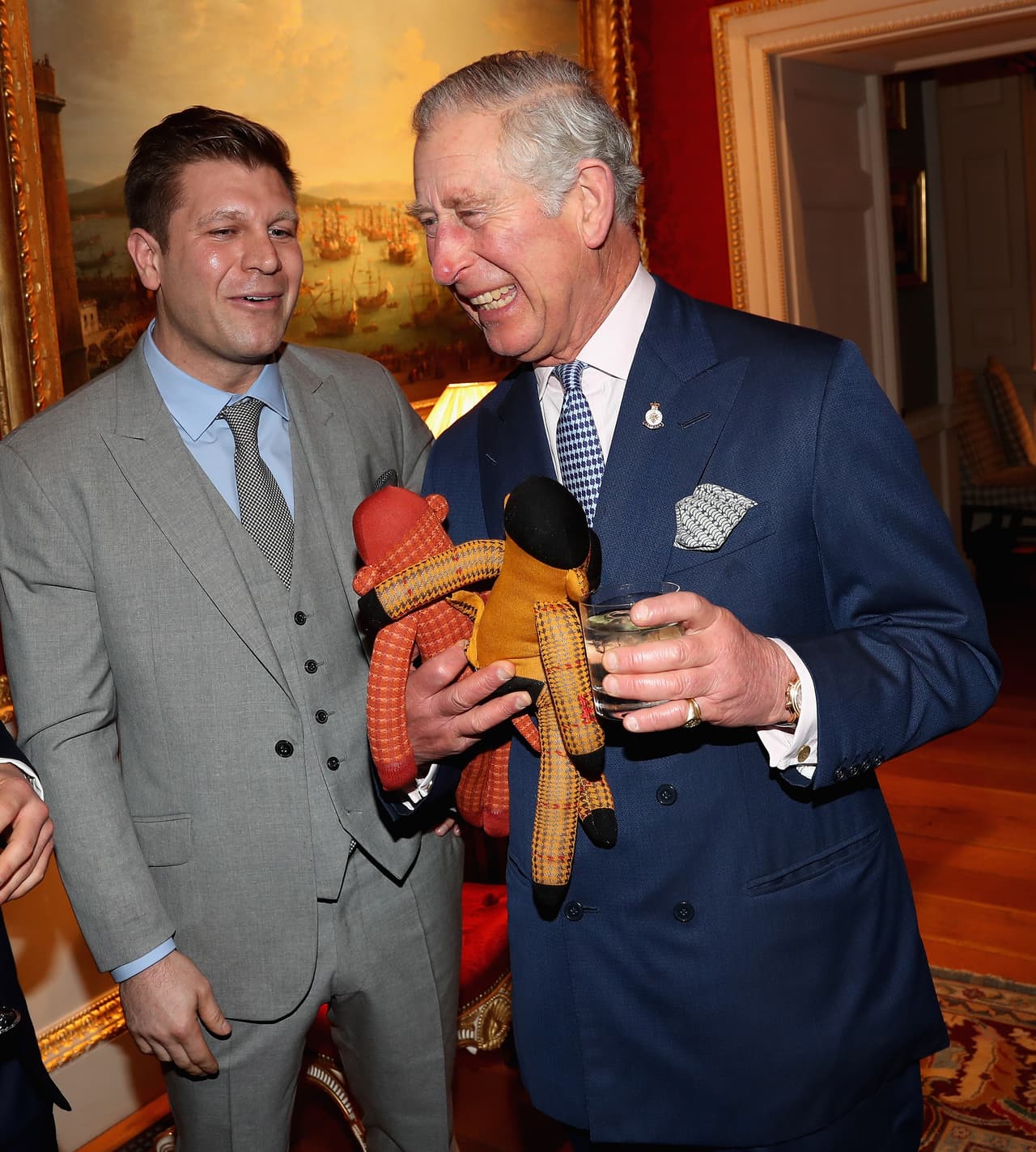 El duque de Gales tiene a su cargo deberes reales que hace en nombre de la reina y trabaja como un empresario caritativo apoyando causas benéficas.
<br>