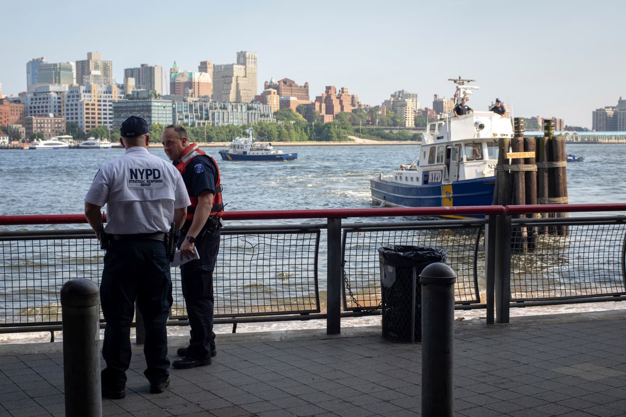 El bebé fue hallado el domingo en el East River por unos turistas provenientes de Nebraska.