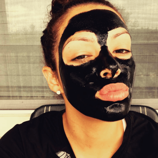 No es Batman, es Nathalia Casco y su producto estrella para cuidar su rostro.